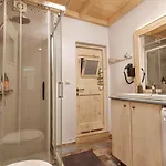 Luxurious In איפסוס